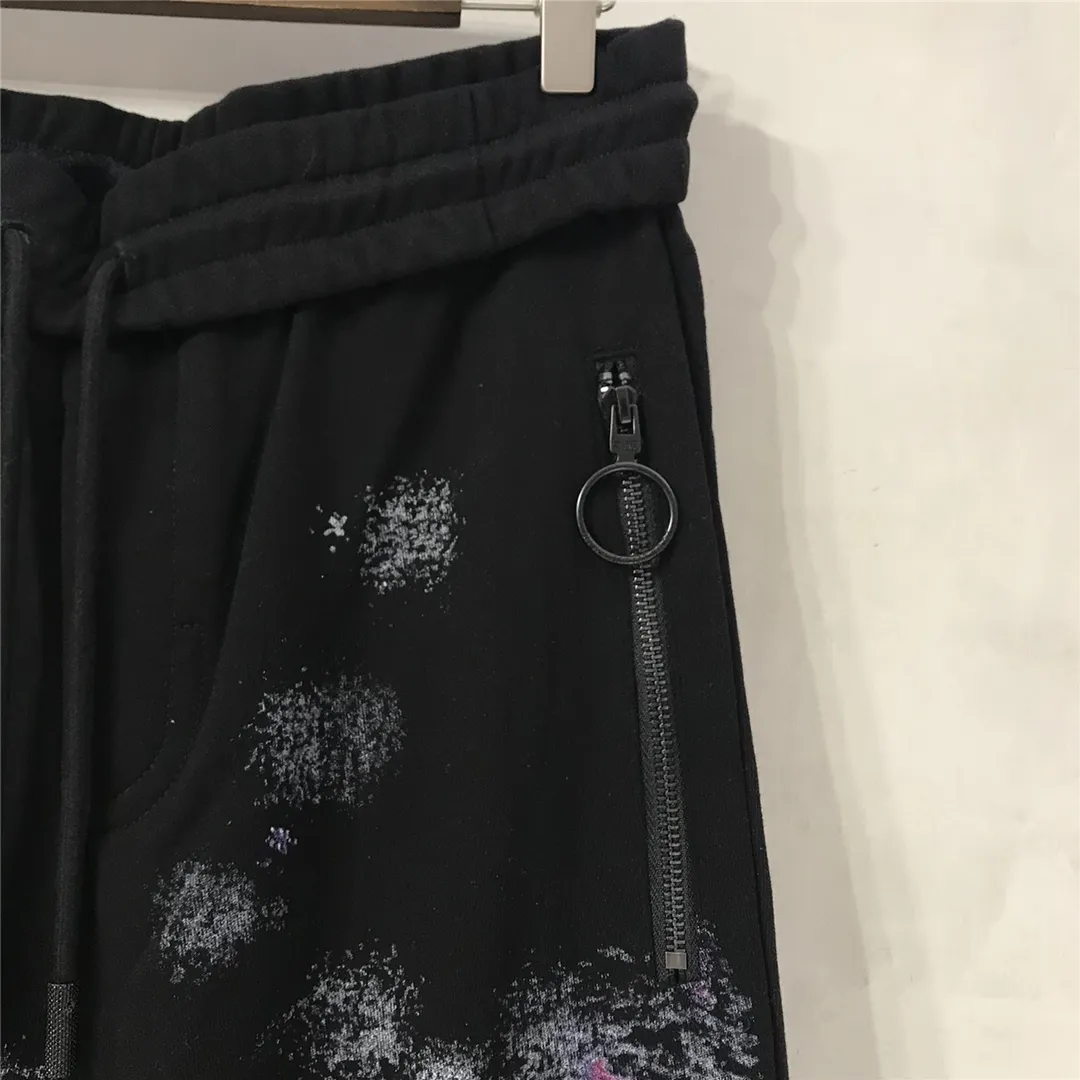 Tested version OFF 17FW WHITE Starry Sky Fireworks Splash Ink OW Sports Autumn and Winter Sweatpants Casual Pants Men's and Women's Tight Pants The fireworks color is obtained through contrasting printing. There are eight panels in the whole body. Seven color sets and eight panels are printed in eight times. The first layer is gray, the second layer is white, the third layer is yellow, the fourth layer is green, the fifth layer is blue, the sixth layer is purple, the seventh layer is orange, and the last layer is made of arrow paint printing. The seven colors are stacked on each other, and new colors will also be produced. The arrows on the back and the squares on the front are first glued and then hung four times in a row. The paint has an obvious concave and convex feeling. Quality depends on the details. The blue letters are electrostatic three-dimensional flocking. They are made separately first and then printed through high-temperature thermal transfer. The difficulty is unprecedentedly high. I have made more than 50,000 pieces of fireworks series in total. More than half of the ones you see on the market are from my home!  Size: XS-L Color: Black (The waist is elastic and can be enlarged) P: 380
